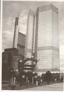 欧州中央銀行(ECB)があるユーロ・タワー.jpg
